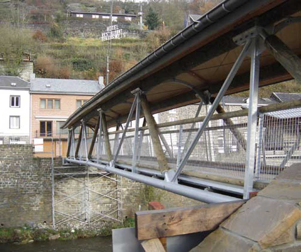 Voetgangersbrug over de Ourthe